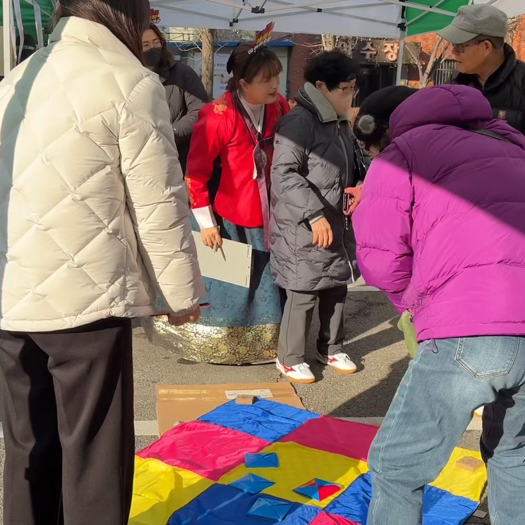 동두천시 노인복지관 회원분들과 함께한 2025년 설맞이 특별행사 "설~레는 하루" ♥  오늘 동두천시 노인복지관에서는 새해 인사와 다양한 즐길 거리로 가득한 설맞이 특별행사 "설~레는 하루"가 열렸습니다.  신나는 아코디언 연주와 설날을 주제로 삼·사행시 짓기 시상도 하고, 비둘기어린이집의 귀여운 공연도 보고, 떡메치기, 제기차기, 딱지치기, 윷놀이 등 어르신들의 하하호호 즐거운 웃음소리로 가득한 하루였습니다.  모두 즐거운 설 보내세요! ??  #동두천 #동두천시 #설날 #동두천시노인복지관 #전통놀이